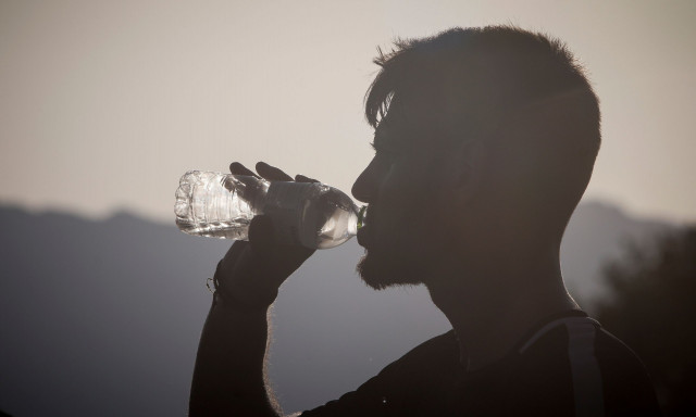 Προσοχή! Γιατί δεν πρέπει να πίνετε νερό από ζεστό πλαστικό μπουκάλι