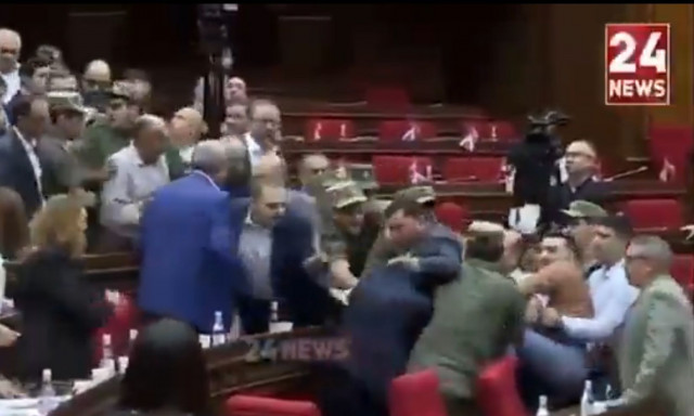 Αρμενία: Σε «ρινγκ» μετετράπη το κοινοβούλιο - Άγρια συμπλοκή σε συνεδρίαση για άρση ασυλίας