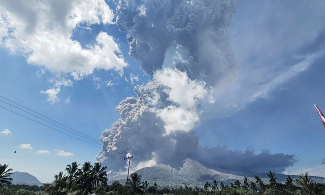 Ινδονησία: Εξερράγη ξανά το ηφαίστειο Λάκι-Λάκι - Εκτοξεύθηκε τέφρα σε ύψος 18 χλμ