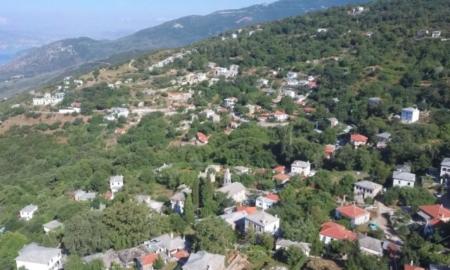 Αυτό είναι το χωριό της Μαγνησίας που βρίσκεται ανάμεσα σε δυο ράχες