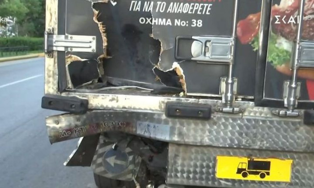 Καλλιθέα: 48χρονος αστυνομικός ο νεκρός στο τροχαίο - Η μοτοσικλέτα του «καρφώθηκε» κάτω από φορτηγό