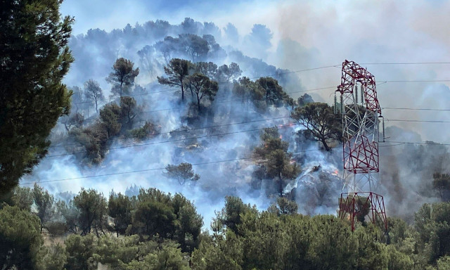 Η Μασσαλία στις φλόγες: Η μεγάλη πυρκαγιά έφτασε στα περίχωρα της πόλης - Έκλεισε το αεροδρόμιο