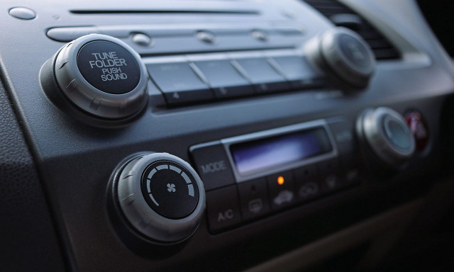 Η μουσική κατά την οδήγηση μειώνει το άγχος του οδηγού, σύμφωνα με έρευνες