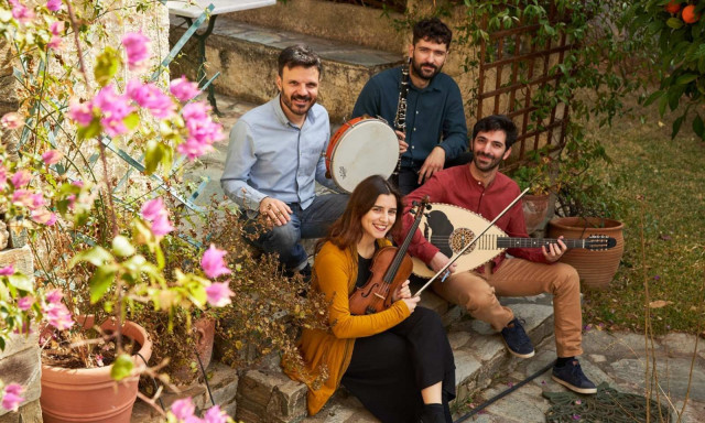 ΚΠΙΣΝ: Πλαστικές καρέκλες, κλαρίνα και ψηφιακό glitch σε ένα metá πανηγύρι