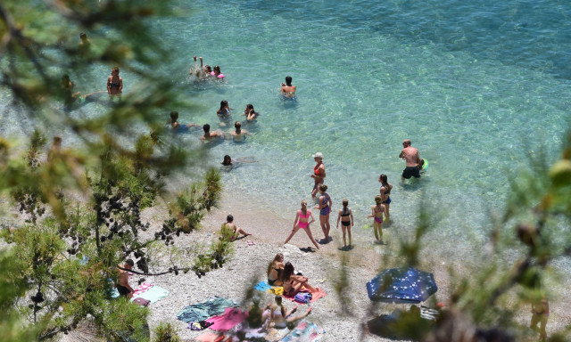 Πρέβεζα: Σύλληψη Αμερικανού για φωτογράφιση ανήλικης σε παραλία