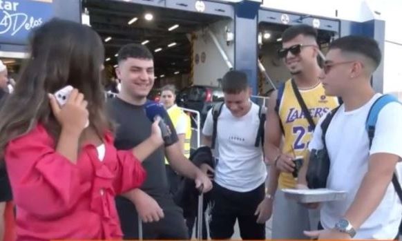 Επικός πιτσιρικάς απάντησε σε ρεπόρτερ για τις προσδοκίες του στην Πάρο: «Πολλές γκόμενες»