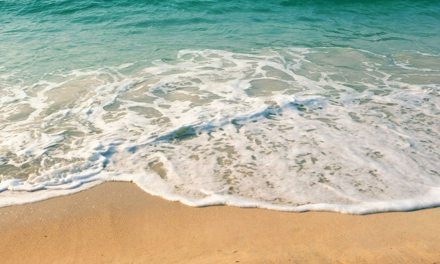 Σαν φυσικό spa: Η παραλία της Πελοποννήσου που δεν την πιάνει το κύμα και πας… με ασανσέρ