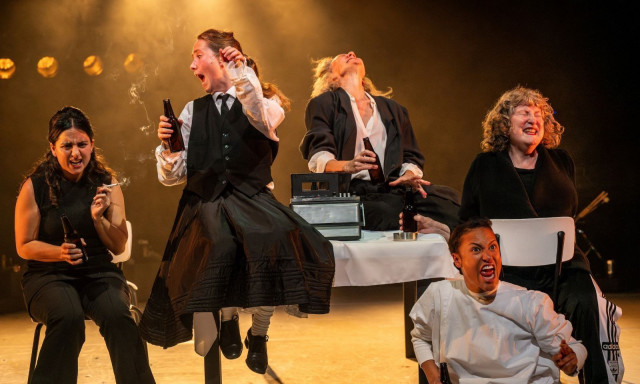 Φεστιβάλ Αθηνών Επιδαύρου: «Τα Χρόνια» της Ανί Ερνό ζωντανεύουν στη σκηνή της Πειραιώς 260