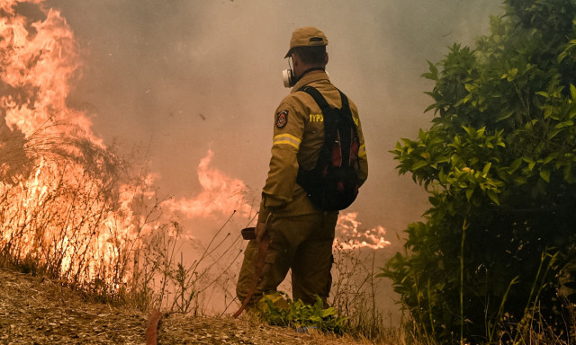 Φωτιά στο Χειμάδι Λάρισας - Στη μάχη και τρία εναέρια μέσα