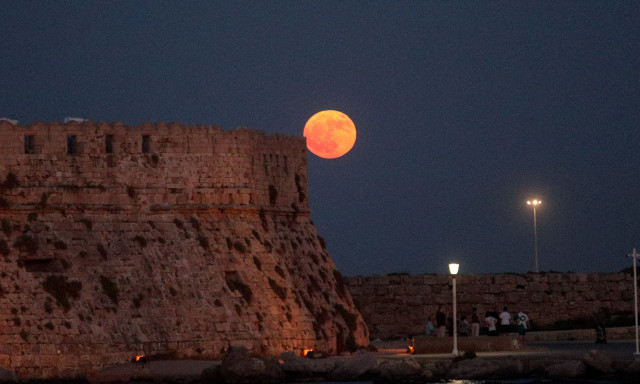 Πανσέληνος του Κόκκινου Ελαφιού: Οι πρώτες εντυπωσιακές εικόνες που κόβουν την ανάσα