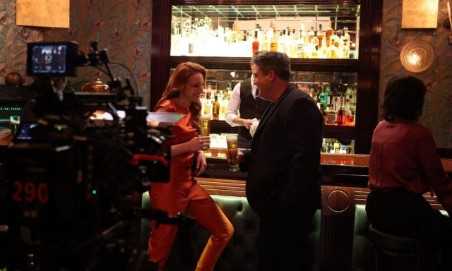Ένα (τηλεοπτικό) μπαρ, μία Kaiser και δύο αγαπημένοι μας ηθοποιοί