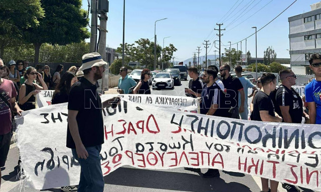 Κλειστή η λεωφόρος Λαυρίου: Εκπαιδευτικοί διαμαρτύρονται για την πειθαρχική δίωξη συναδέλφου τους