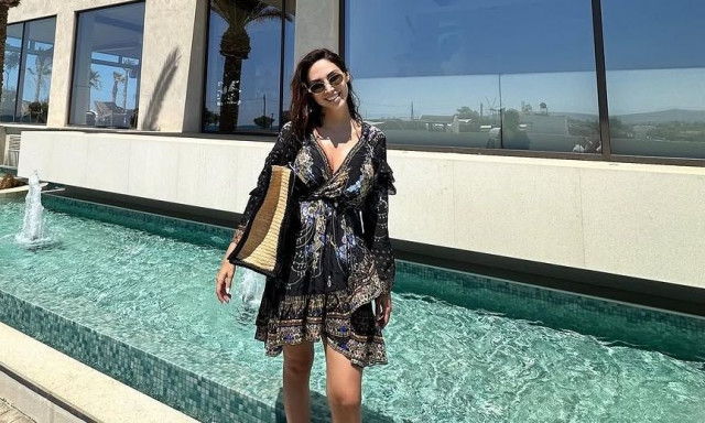 Λένα Ζευγαρά: «Τρέλανε» το Instagram ποζάροντας με μαγιό σε πισίνα ξενοδοχείου