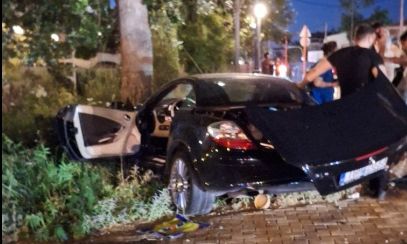 Τροχαίο στον Γέρακα: Αυτοκίνητο πέρασε στο αντίθετο ρεύμα και μπήκε σε πλατεία