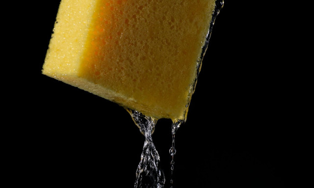 Βάλτε το σφουγγάρι στον φούρνο μικροκυμάτων - Γιατί πρέπει να το κάνετε