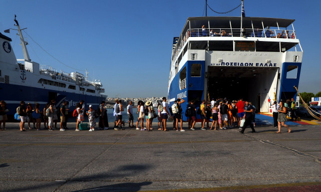 Κάρπαθος: Αναστάτωση επικράτησε στο λιμάνι - Επιβάτης έπεσε στη θάλασσα κατά τον κατάπλου πλοίου