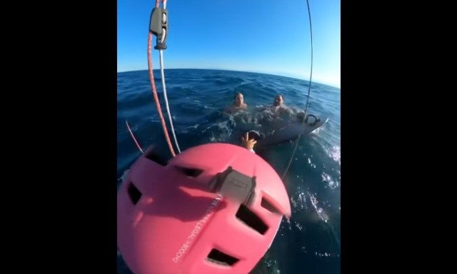 Kite surfer έσωσε τουρίστα με την κόρη του που κινδύνευαν στη θάλασσα της Επανομής - Δείτε βίντεο