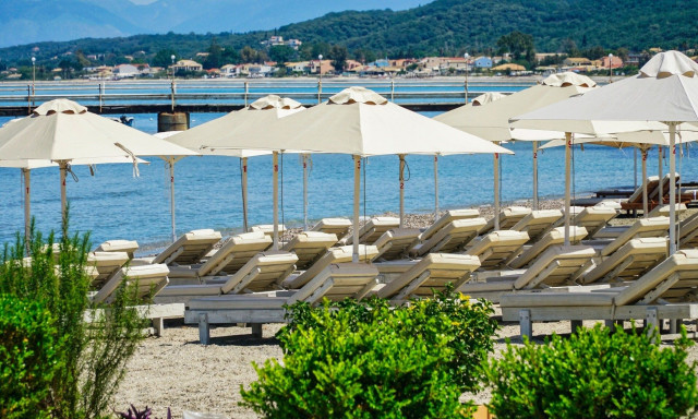 Παραλίες: Επιστρατεύουν drones για παρανομίες - «Ξηλώνουν» ξαπλώστρες και ομπρέλες