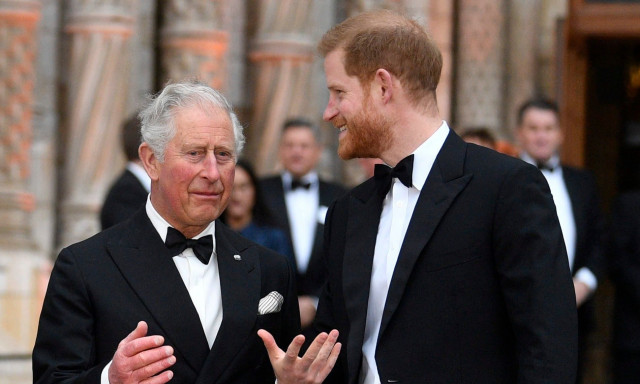 Πρώτη μυστική συνάντηση για να σπάσει ο πάγος ανάμεσα στον βασιλιά Κάρολο και τον πρίγκιπα Χάρι