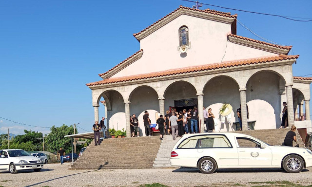 Αγρίνιο: Θρήνος και σπαραγμός στην κηδεία της δίχρονης Αλεξάνδρας- Tραγικές φιγούρες οι γονείς