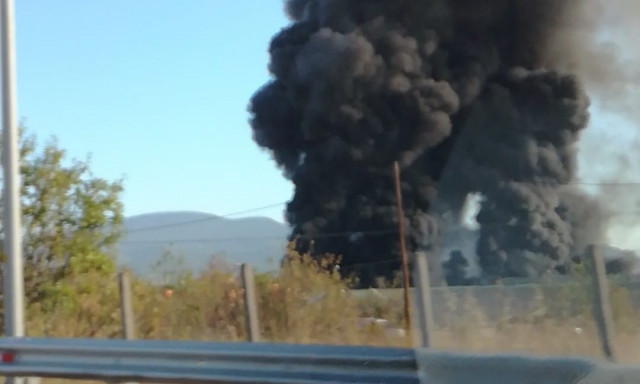 Μεγάλη φωτιά σε εργοστάσιο στη Ριτσώνα