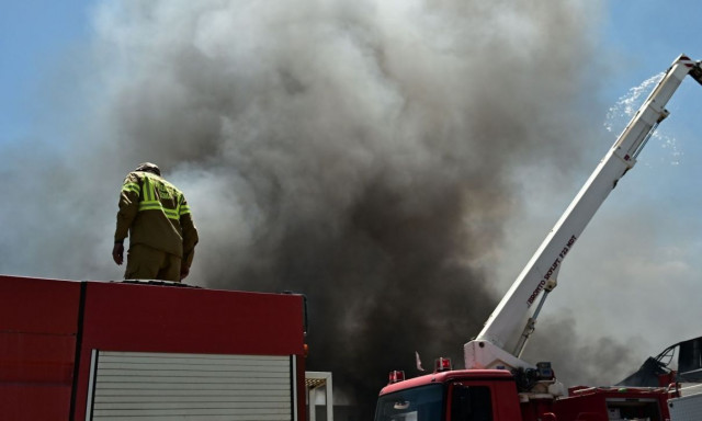 Ριτσώνα: Καταστράφηκε ολοσχερώς το εργοστάσιο πλαστικών - Πυκνοί καπνοί και έντονη μυρωδιά πλαστικού