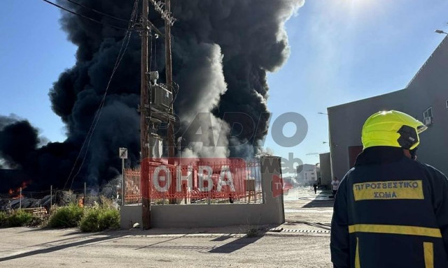 Μεγάλη η φωτιά στο εργοστάσιο πλαστικών στη Ριτσώνα - Μήνυμα 112 - «Κλείστε πόρτες και παράθυρα»