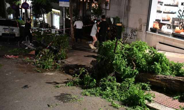 Κολωνάκι: «Είδα ένα "τσουνάμι" από μέταλλα και γυαλιά να έρχεται προς τα πάνω μας», λέει μάρτυρας