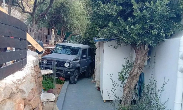 Τήνος: Τζιπ παρασύρθηκε από τον αέρα και έπεσε μέσα σε σπίτι