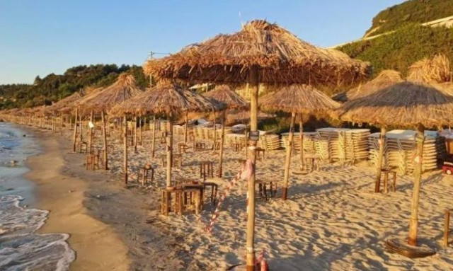 Χαλκιδική: Ιδιοκτήτης beach bar έστησε παράνομα στην παραλία 300 ομπρέλες και σχεδόν 700 ξαπλώστρες