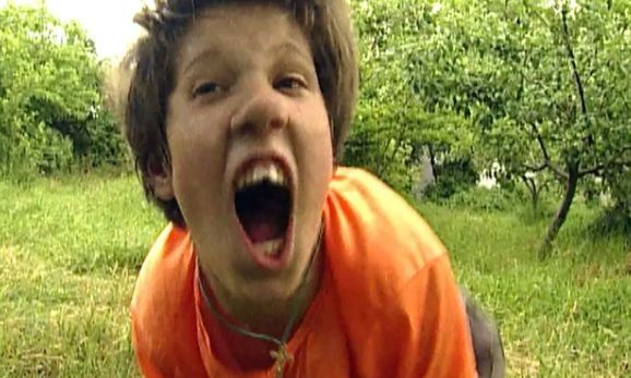 Κορίτσι «μεγαλωμένο από σκύλους» γαύγιζε σε ξένους μετά την εγκατάλειψή του από τους γονείς του