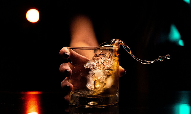 Βόλος: Χειροπέδες σε υπεύθυνο κλαμπ που σέρβιρε αλκοόλ σε ανηλίκους