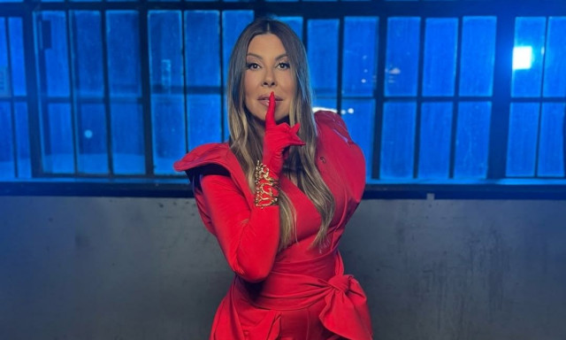 Άντζελα Δημητρίου: Πόζαρε με ολόσωμο μαγιό στην παραλία - «Καλοκαίρι είναι να περπατάς ξυπόλητη»