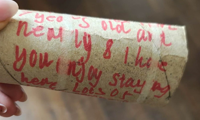 «Θησαυρός» μέσα σε ρολό τουαλέτας: Ζευγάρι βρήκε συγκινητικό σημείωμα 35 ετών στο πατάρι τους