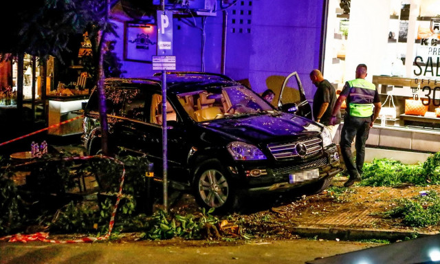 Κολωνάκι: «Το δέντρο έσωσε ζωές αλλά το θέμα της παράνομης στάθμευσης παραμένει», λέει μάρτυρας