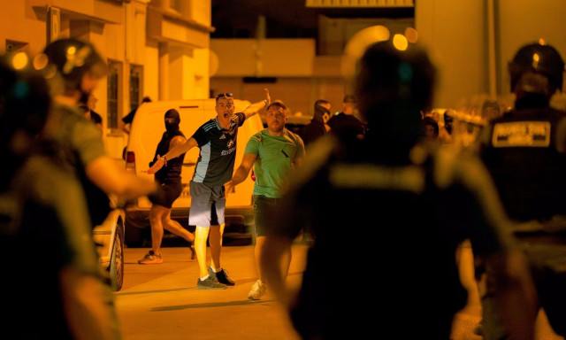 Ισπανία: Ταραχές και συλλήψεις στη Μούρθια - Το κάλεσμα για «κυνήγι» μεταναστών οχυρώνει την πόλη