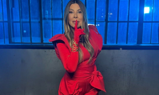 Άντζελα Δημητρίου: Με ολόσωμο μαγιό κάνει βουτιές στην πισίνα - Το βίντεο με το νέο της τραγούδι