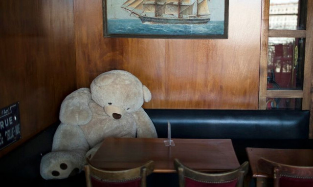 ΗΠΑ - Φρικιαστικό εύρημα: Ένα αρκουδάκι «ντυμένο» με ανθρώπινο δέρμα στο πεζοδρόμιο