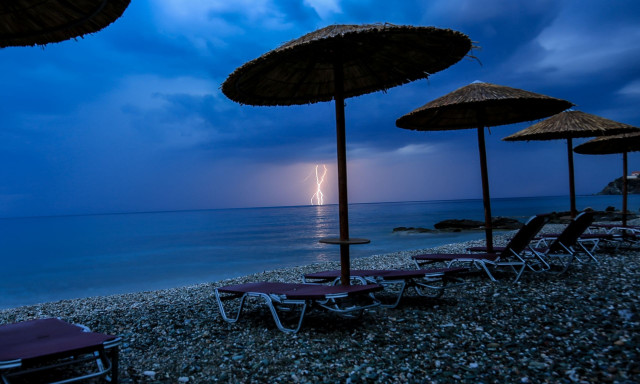 Καιρός: Με ξηρές καταιγίδες και κοντά στους 40 βαθμούς η θερμοκρασία – «Γρίφος» με τον καύσωνα