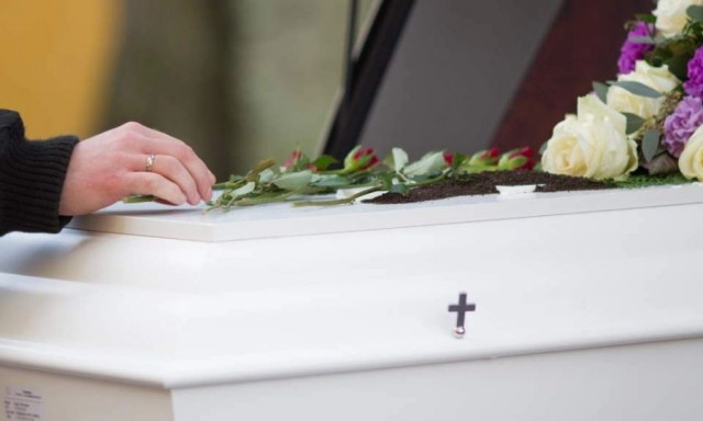 Τι συμβαίνει στα ρούχα ενός νεκρού: Πώς αποσυντίθενται μέσα στο φέρετρο