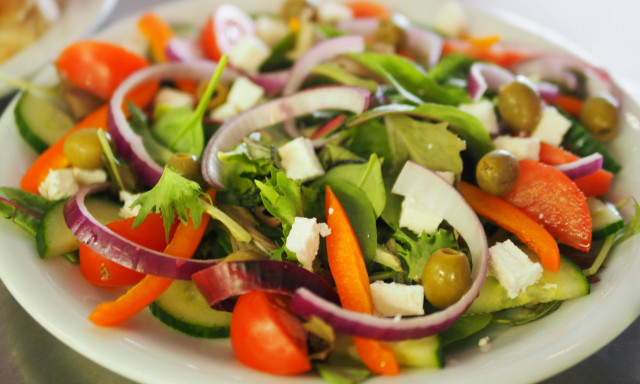 Πάρος: Χρέωνε έξτρα το λάδι στην χωριάτικη που κόστιζε 15 ευρώ