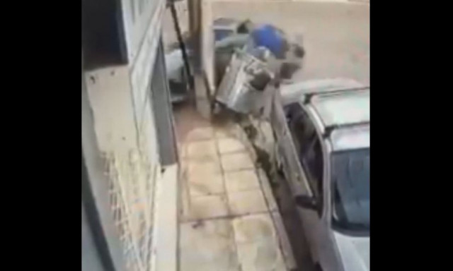 Ίλιον: Η στιγμή που αυτοκίνητο παρασύρει ηλικιωμένους και 9χρονο παιδί - Βίντεο ντοκουμέντο