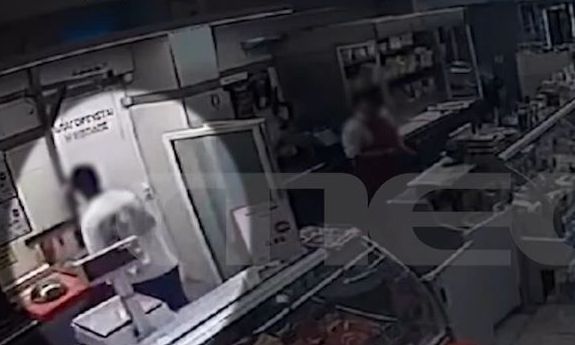 Κυψέλη: Θρίλερ σε σουπερμάρκετ - 34χρονος άρπαξε μαχαίρι και το κάρφωσε στο λαιμό του