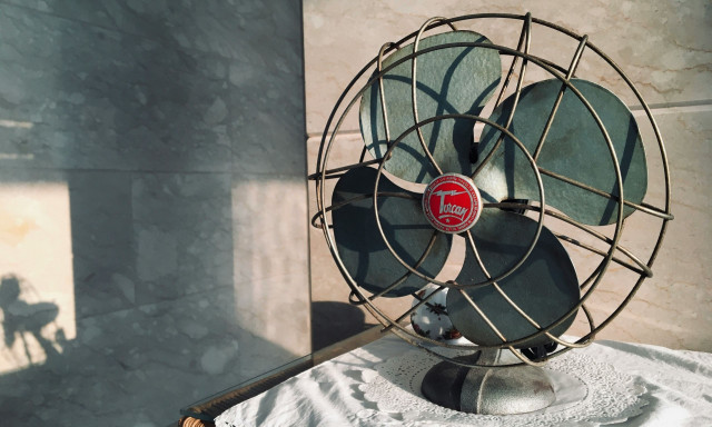 Ανοίγετε ανεμιστήρα τη νύχτα; Δείτε πόσο θα πληρώσετε για χρήση οκτώ ωρών