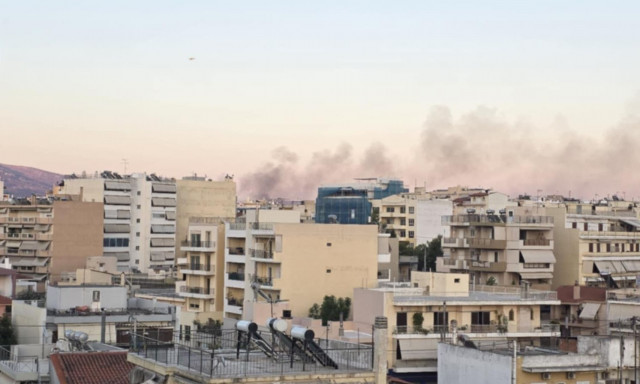 Υπό μερικό έλεγχο η φωτιά στο Μενίδι κοντά στον καταυλισμό Ρομά