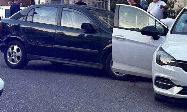 Αγρίνιο: Αυτοκίνητο προσέκρουσε σε σταθμευμένα οχήματα - Ελαφρά τραυματίας ο οδηγός