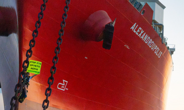 Αλεξανδρούπολη: Διαμαρτυρία από ακτιβιστές της Greenpeace για την ακύρωση της άδειας του FSRU
