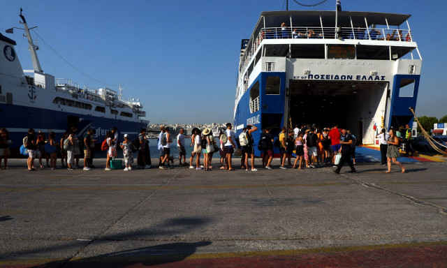 Λιμάνι Πειραιά: Γεμάτα φεύγουν τα πλοία – Συνεχίζεται η μεγάλη έξοδος αδειούχων και τουριστών