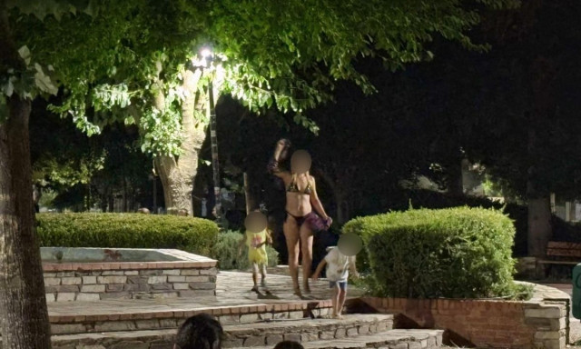 Λάρισα: Νεαρή μητέρα πέταξε τα ρούχα και βούτηξε σε συντριβάνι πάρκου με τα παιδιά της