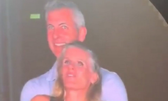 Η «kiss cam» ξεσκέπασε παράνομο ζευγάρι: Ο CEO αγκαλιά με συνεργάτιδά του - Η αντίδραση της συζύγου